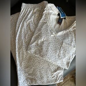 Grey / white print pajama set, v neck, 3/4 sleeves, elastic waist, NWT, size M